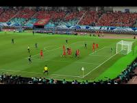 顶级球队勇夺胜利，赛场上呈现一幅热闹画面的简单介绍