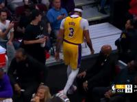  Rookie在湖人比赛中败北，关键助攻引发热议！