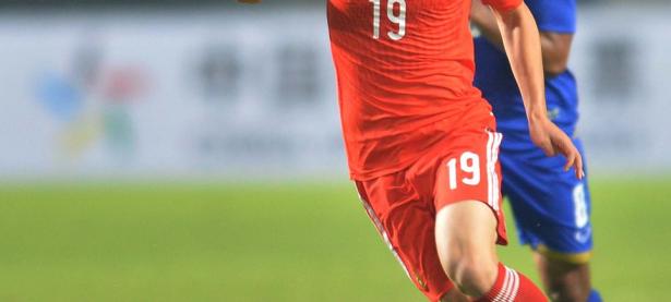 精彩的足球比赛即将打响，各队球员备战充分