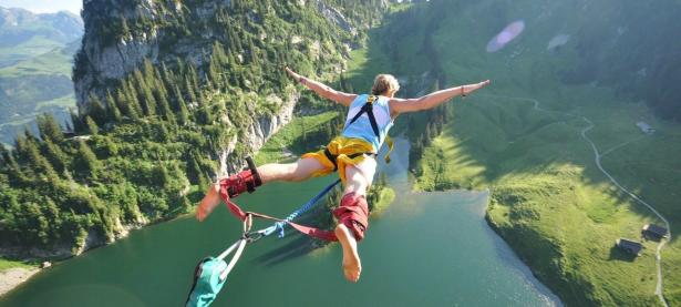 C罗赛后谦逊发言登热搜，巴黎圣日耳曼爆冷上海申花引发热议