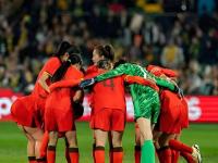 包含女足比赛赛场上演精彩对攻，观众情绪高涨的词条