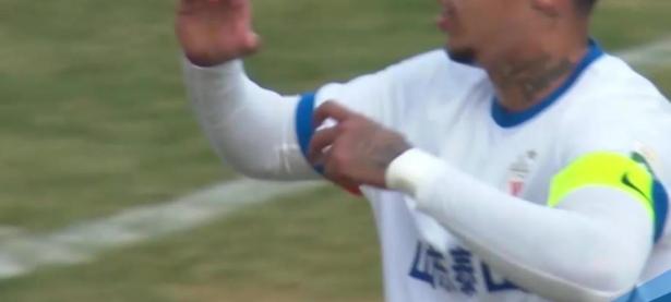 体育赛事火热进行，观众沸腾欢呼