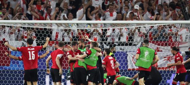 欧洲足坛豪门队伍接连获得胜利