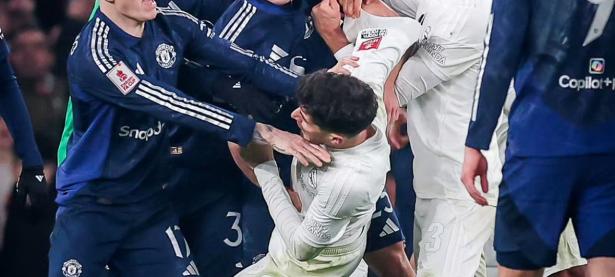 包含切尔西今日表现抢眼，阿森纳整场无解，教练赛后亲自拥抱的词条